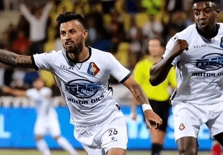 绩摘得桂冠 绩摘得桂冠